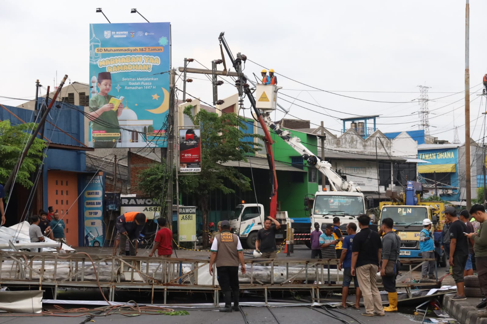 EVAKUASI: Papan reklame menutupi akses jalan utama di Jalan Raya Gilang Taman, Jumat (7/3). (FOTO-FOTO SURYANYO/RADAR SIDOARJO)