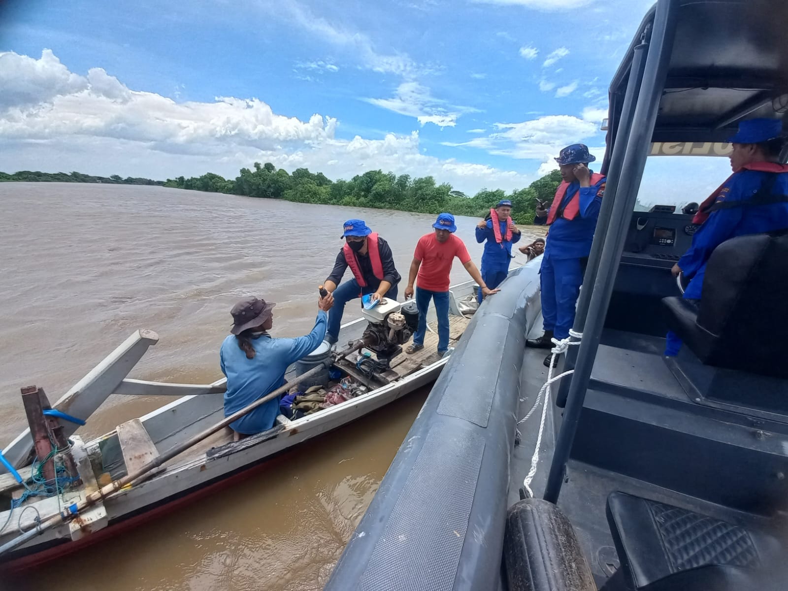 ANTISIPASI KEAMANAN::Personel Sat Polairud Polresta Sidoarjo saat berpatroli di wilayah pesisir Sidoarjo.