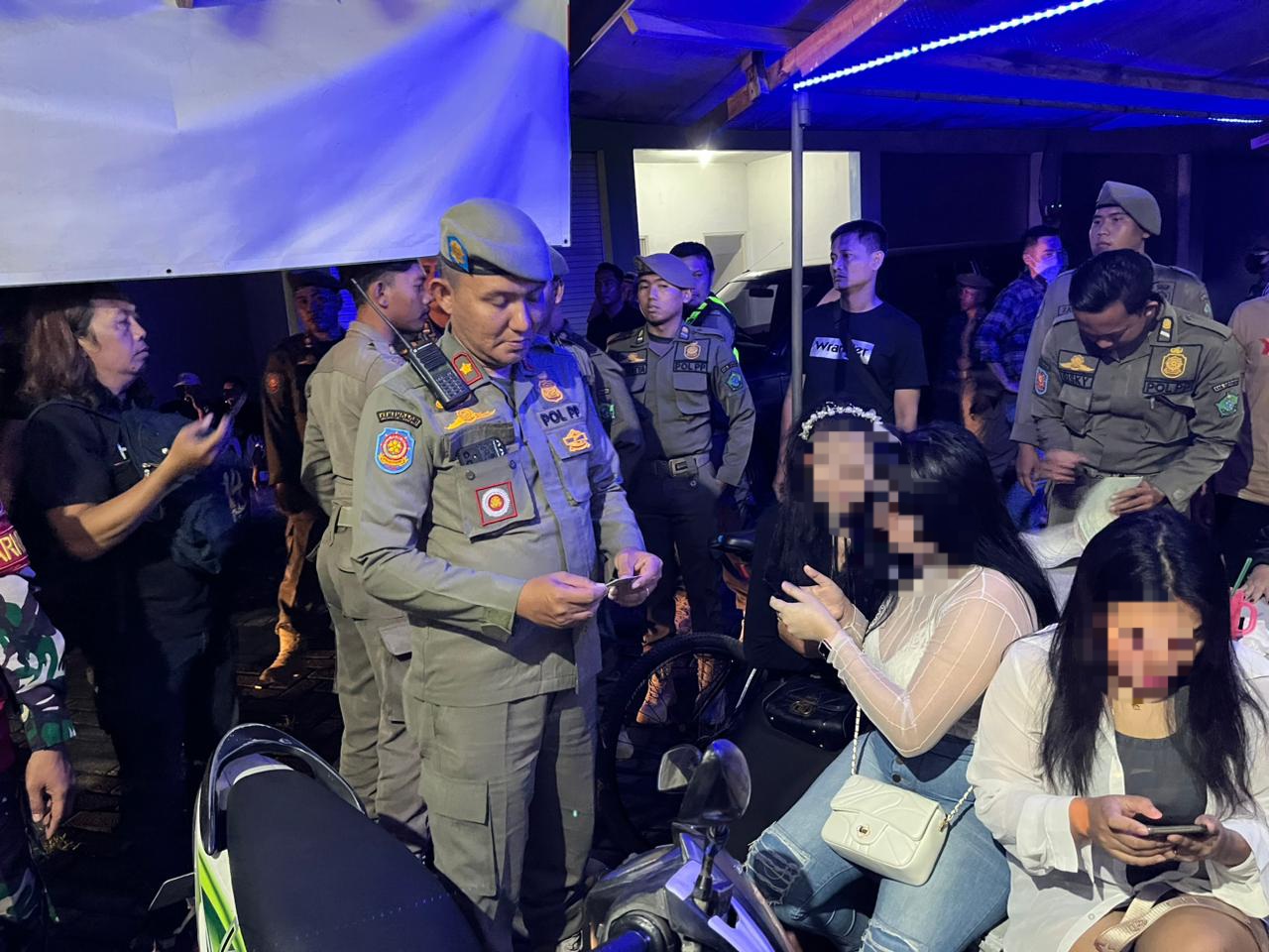 LANGGAR ATURAN: Satpol PP Sidoarjo gerebek kafe dan warkop, Jumat (6/3).