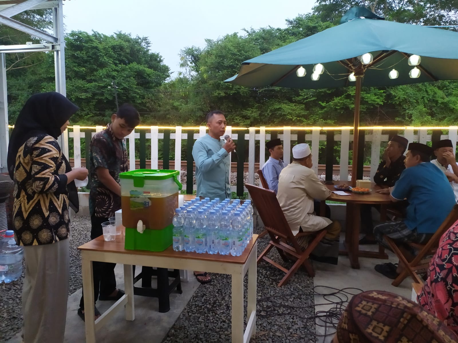 KULINER SIDOARJO: Owner  Kedai "MASYUD" Mas Yud (baju biru) memberikan sambutan saat launching.