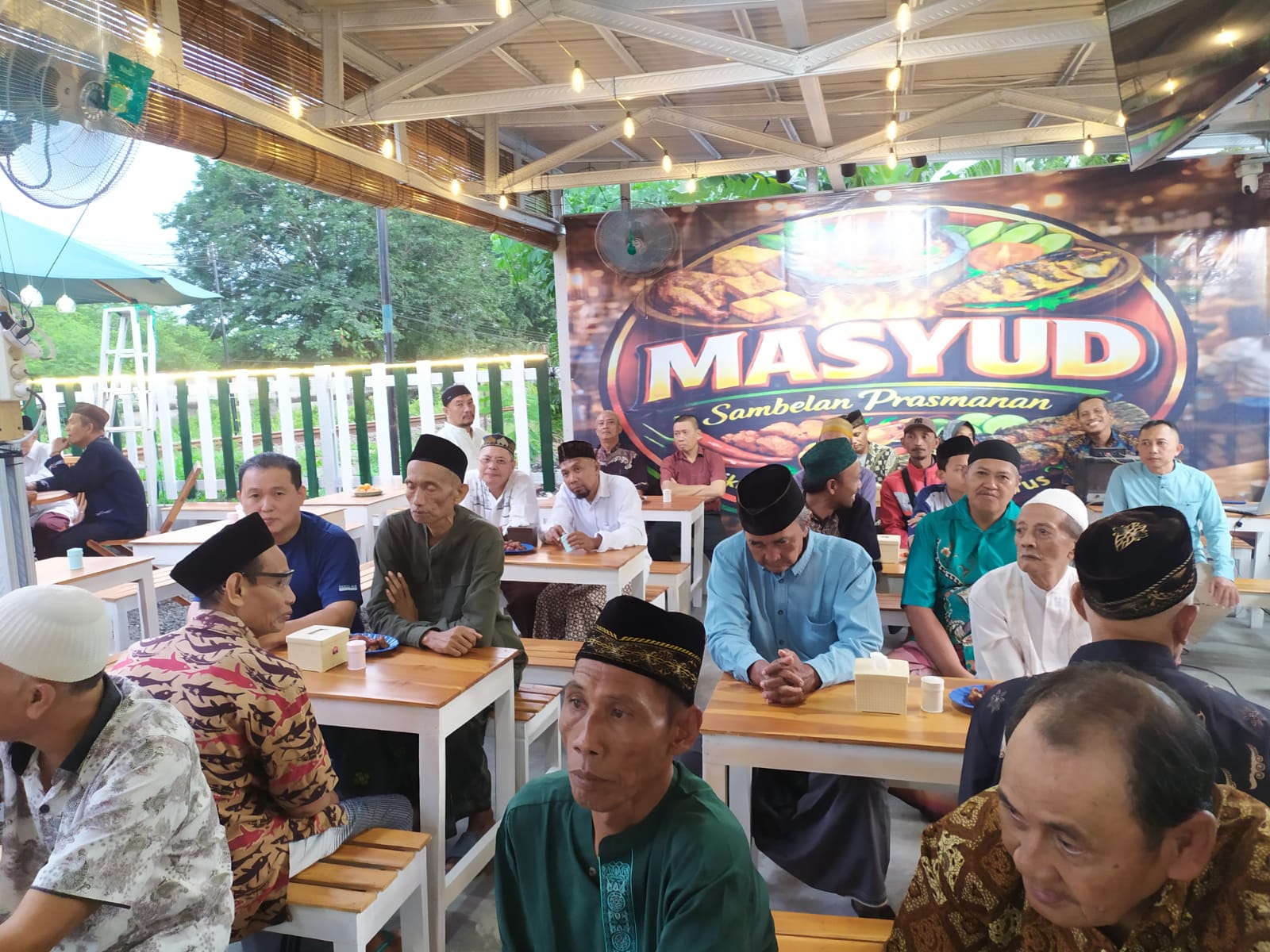 KONSEP KEKINIAN: Kedai Mas Yud Sambelan Prasmanan yang berlokasi di Desa Sumorame ini menawarkan pengalaman makan yang berbeda.