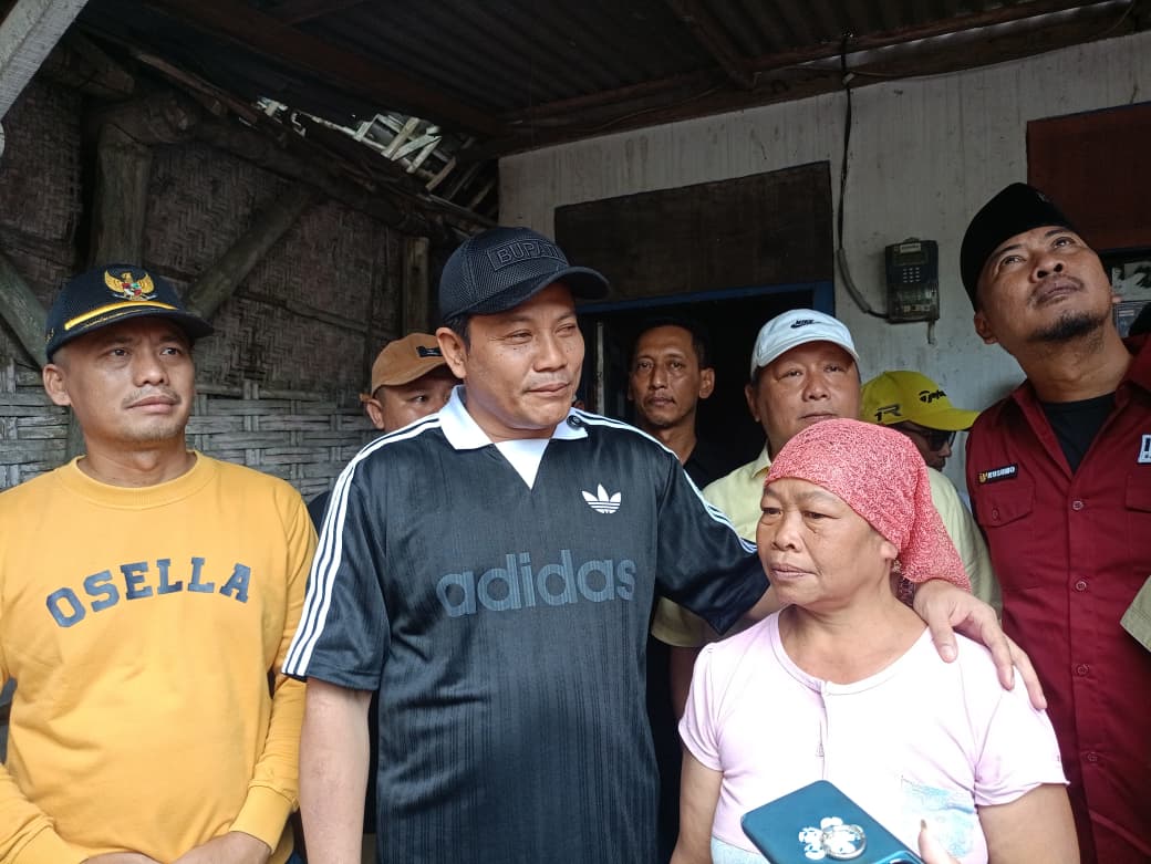  TIDAK LAYAK HUNI: Rumah warga di Balongbendo, Sidoarjo, dikunjungi Bupati Sidoarjo Subandi (tengah). (DIKY SANSIRI/RADAR SIDOARJO)