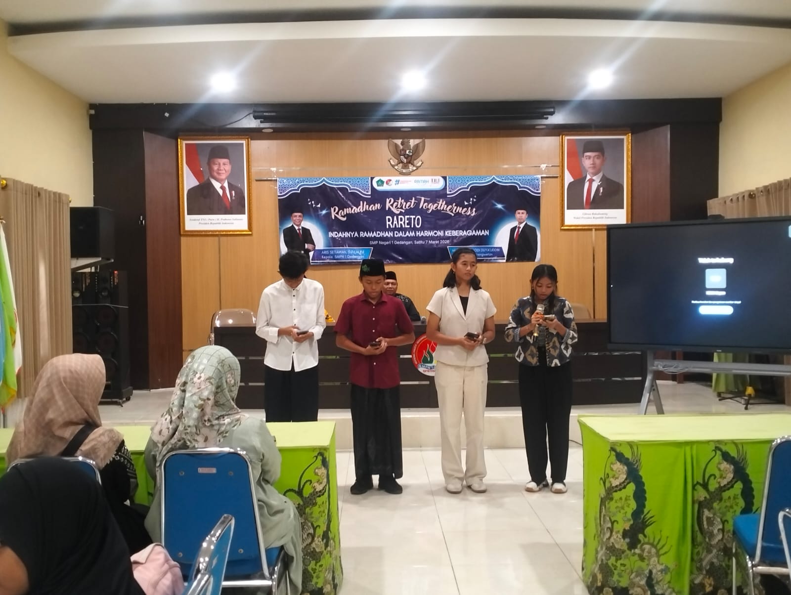 KHIDMAT: Prosesi doa  toleransi, oleh agama Islam, Hindu, katolik, Kristen secara bergantian. (ANAS/RADAR SIDOARJO)