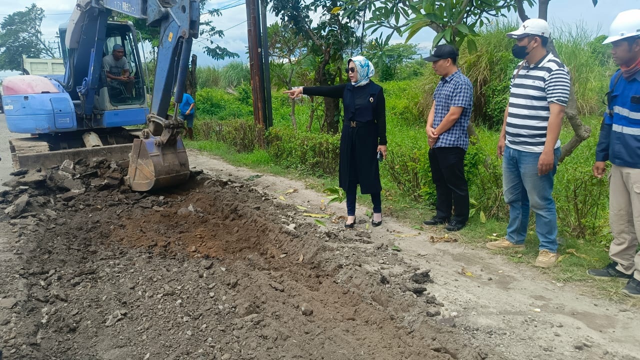  MELIHAT PROGRES PENGERJAAN: Wakil Bupati Sidoarjo Mimik Idayana melakukan sidak di Jalan Lingkar Timur, Minggu (8/3). (DIKY SANSIRI/RADAR SIDOARJO)