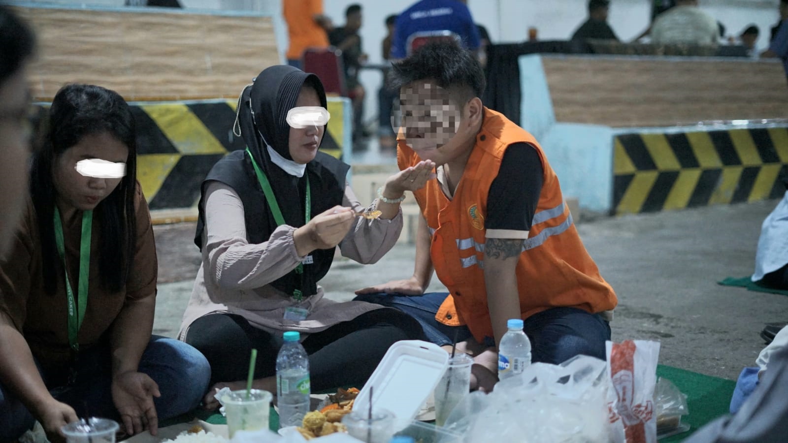 RINDU: Warga binaan Lapas Porong (kanan) saat berbuka puasa bersama keluarga.