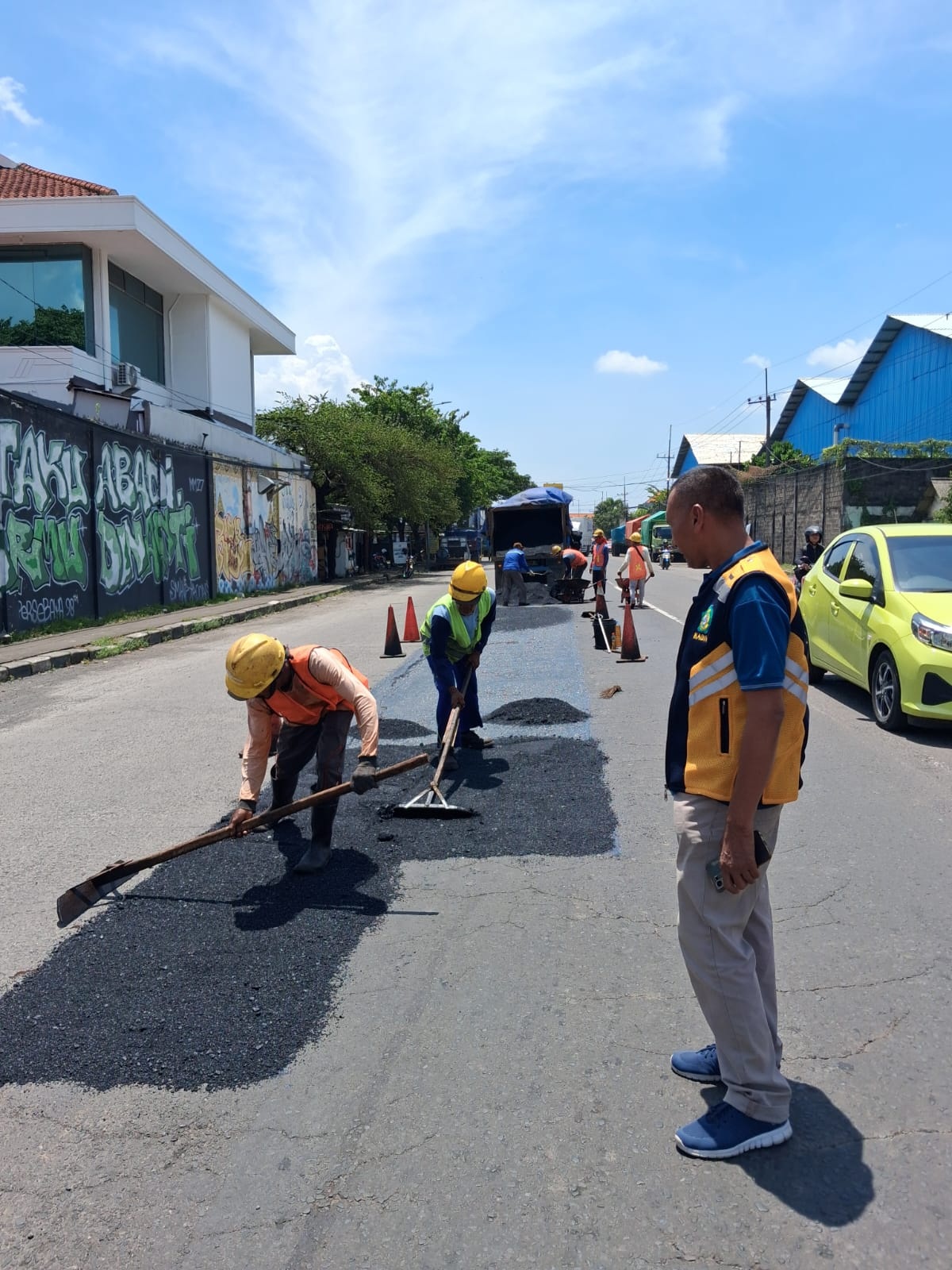 PENGERJAAN: Kepala Dinas Pekerjaan Umum Bina Marga dan Sumber Daya Air (PUBMSDA) Sidoarjo, Muhammad Makhmud memantau perbaikan jalan di Lingkar Timur, Sidoarjo.