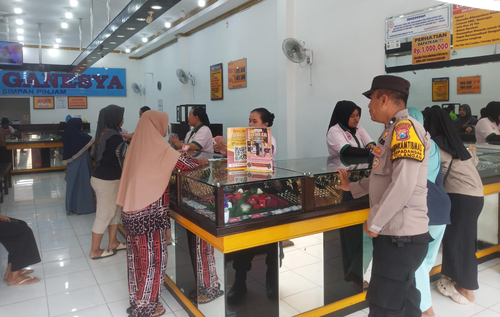 SIAGA: Personel Polsek Tulangan saat patroli antisipasi kejahatan di kawasan Jalan Raya Kenongo, Sidoarjo.