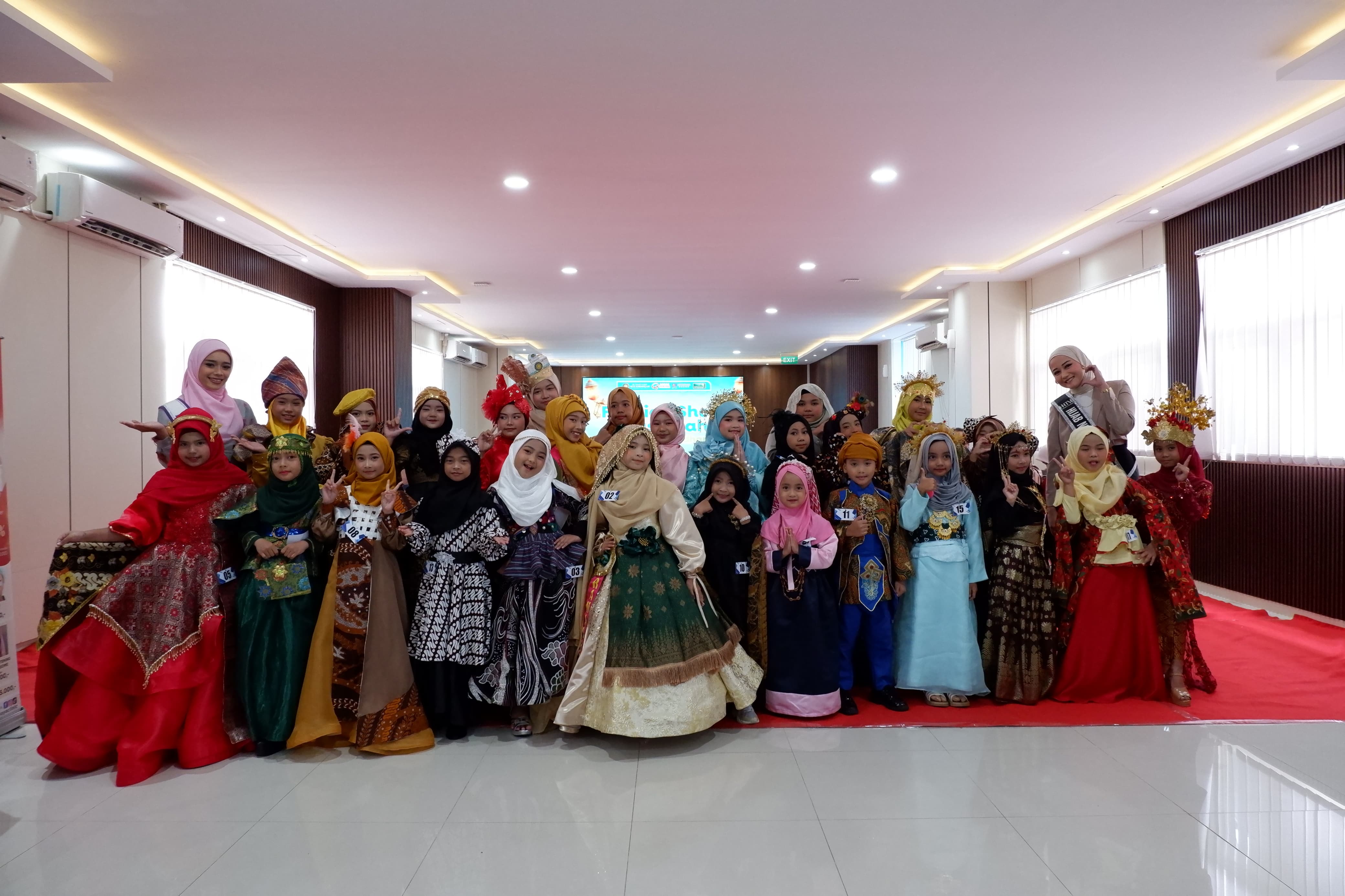 MEMBANGGAKAN: Peserta Lomba Fashion Show Muslimah Anak di Rumah Sakit Siti Khodijah Sepanjang Sidoarjo
