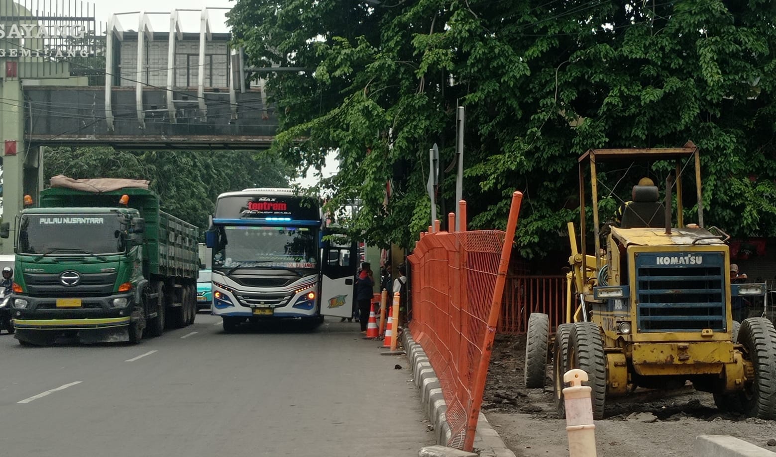 MACET: Bus sering ngetem menunggu penumpang di jalan depan exit Terminal Purabaya. (SURYANTO/RADAR SIDOARJO)