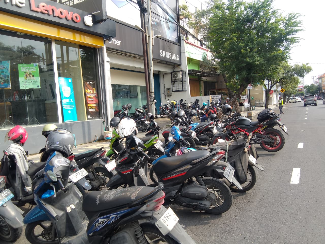  KAWASAN RAMAI: Salah satu titik parkir di Jalan Gajah Mada, Sidoarjo. (DIKY SANSIRI/RADAR SIDOARJO)