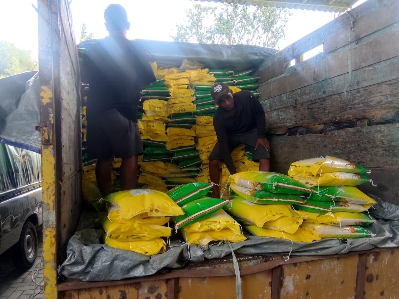 EFEKTIF: Sebanyak 36 ton beras program SPHP didistribusikan ke 18 kecamatan melalui operasi pasar murah yang digelar serentak, Selasa (10/3). (DIKY/SANSIRI/RADAR SIDOARJO)  &nbsp;