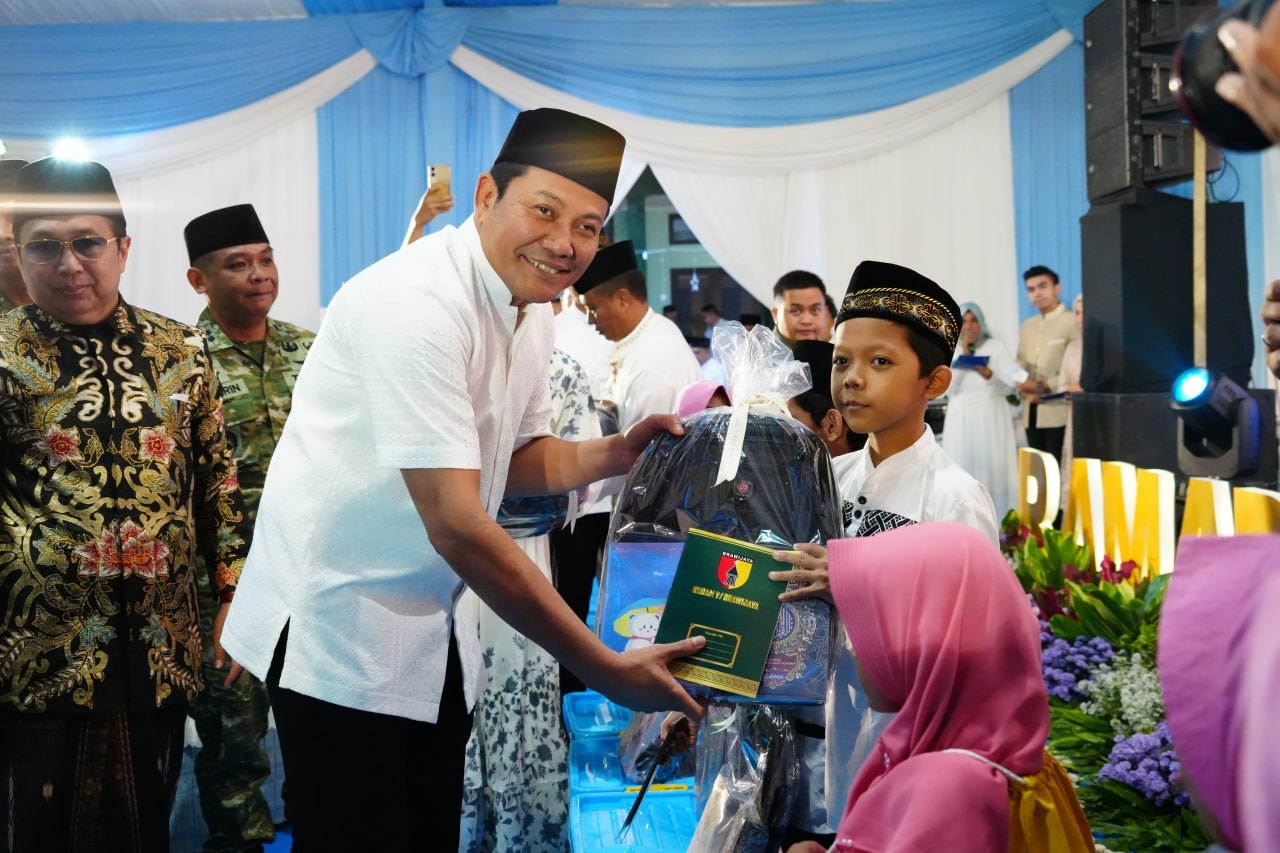 PEDULI: Bupati Sidoarjo Subandi saat Safari Ramadan Kodam V/Brawijaya di Makodim 0816 Sidoarjo.