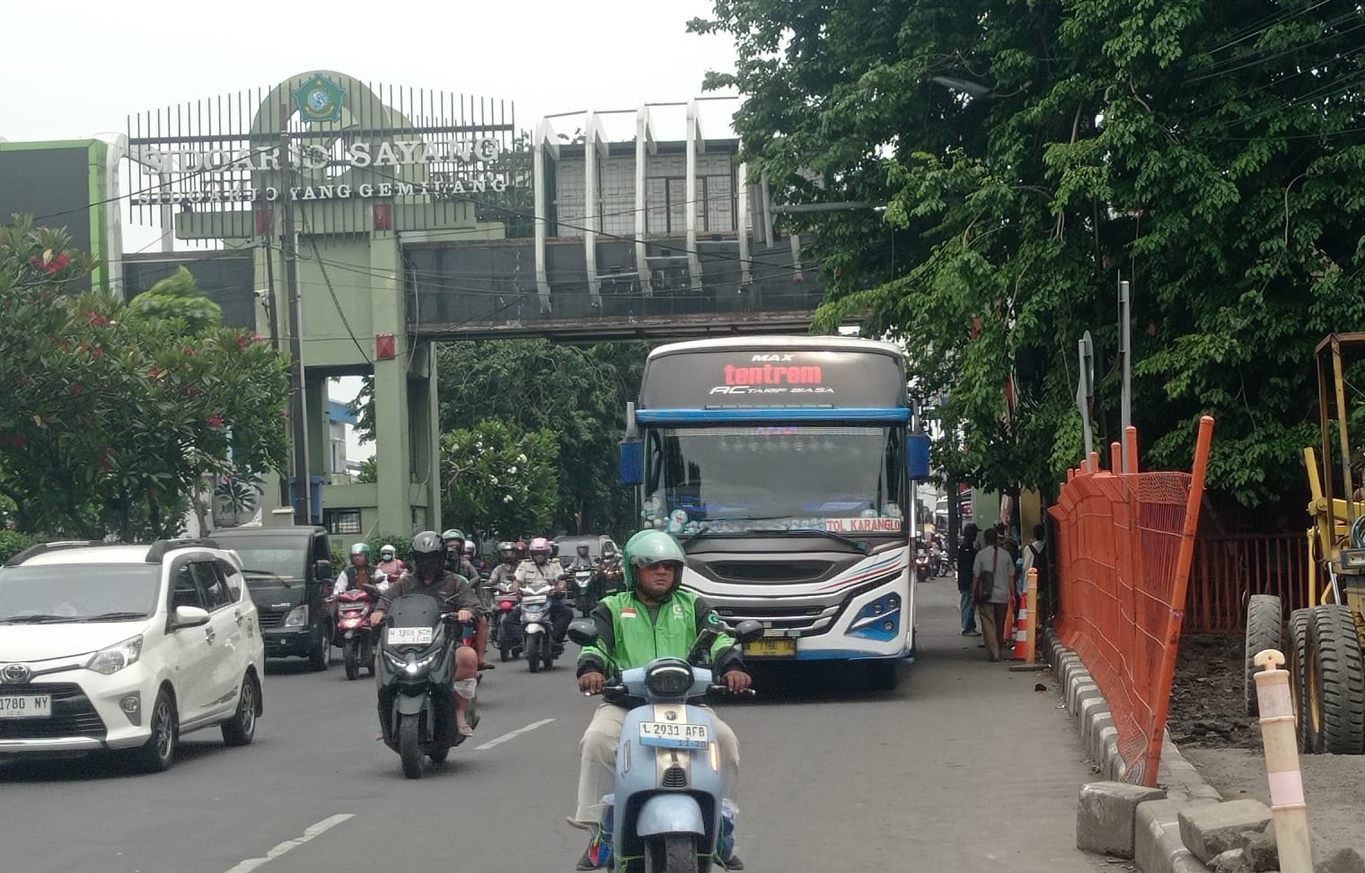 BIKIN MACET: Beberapa bus yang masih ngetem di jalan depan pintu keluar Terminal Purabaya.