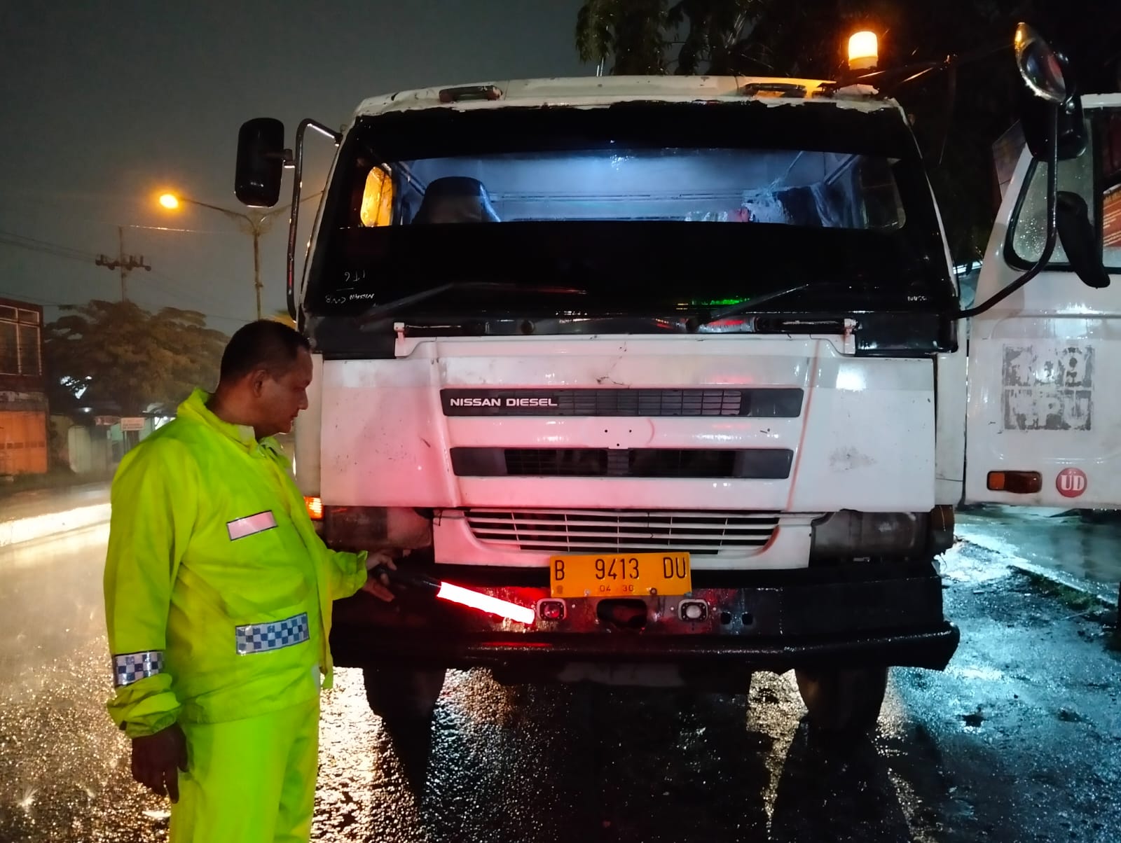 DIAMANKAN: Truk trailer yang dikemudikan EP, 47, usai menabrak korban.