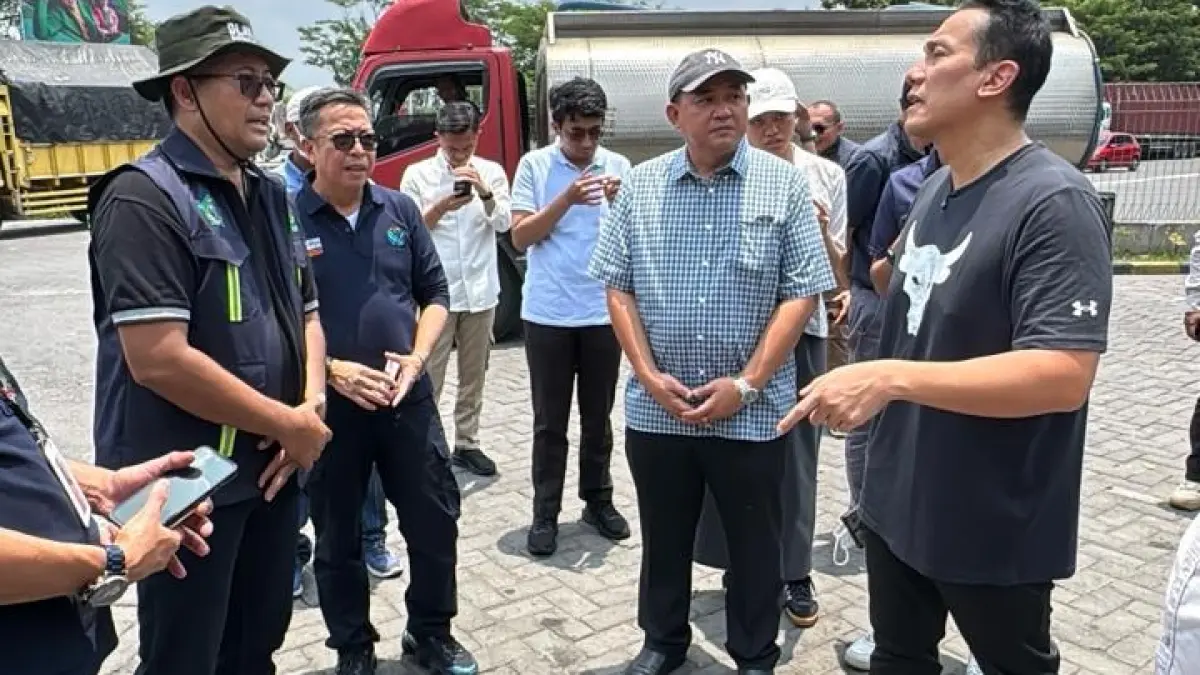 APRESIASI: Plt Kepala Dinas Lingkungan Hidup dan Kebersihan (DLHK) Sidoarjo, Arif Mulyono (kiri) , mendampingi Wakil Menteri Lingkungan Hidup Diaz Hendropriyono (kanan) saat melakukan pemantauan pengelolaan sampah di Rest Area 754A Kabupaten Sidoarjo.