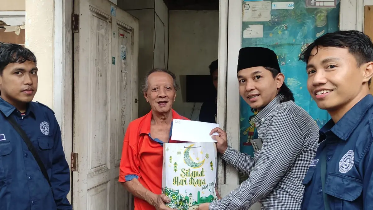 
BERKAH: Karang Taruna Desa Boro, Tanggulangin, Sidoarjo menyalurkan bantuan sosial kepada warga, Sabtu (14/3). (IST/KARTAR DESA BORO)
