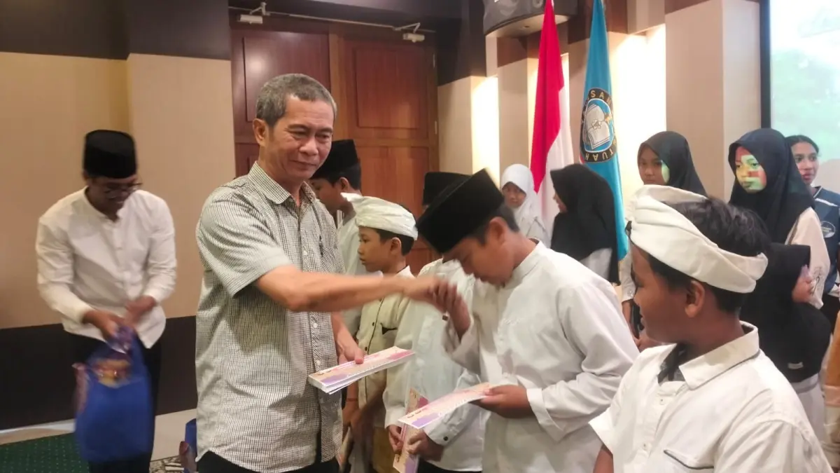 BERKAH: Kepala SMP Hang Tuah 6 Excellent Juanda Ari Sutrijono menyerahkan santunan ke anak yatim, Jumat (13/3). (ANAS/RADAR SIDOARJO)