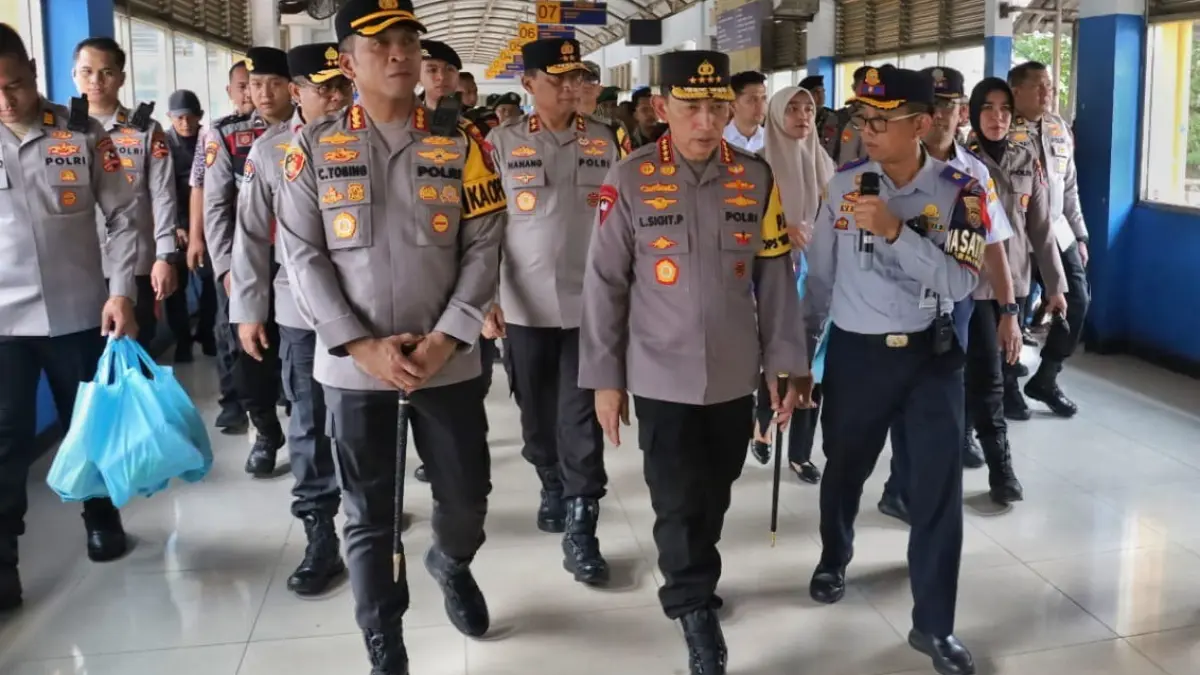 CEK LOKASI: Kapolri Jenderal Polisi Listyo Sigit Prabowo didampingi Kapolresta Sidoarjo Kombes Pol Christian Tobing saat memantau arus mudik di Terminal Purabaya, Bungurasih, Sidoarjo. (SURYANTO/RADAR SIDOARJO)
