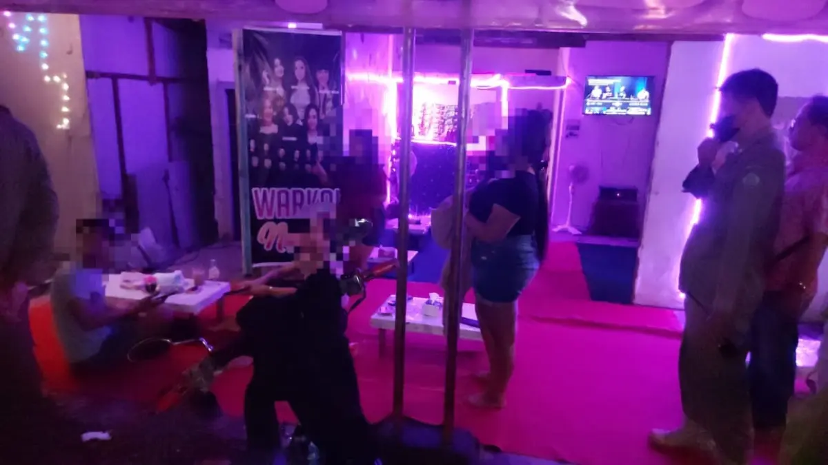 LANGGAR ATURAN: Satpol PP Sidoarjo menggerebek warung remang-remang di eks Tol HK Jabon Sidoarjo, Jumat (13/3). (DIKY SANSIRI/RADAR SIDOARJO)