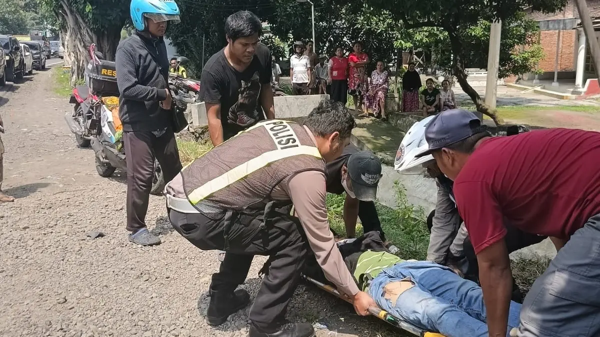 NAHAS: Petugas melakukan evakuasi korban kecelakaan lalu lintas di Balongbendo, Sidoarjo.