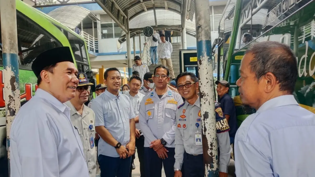 CEK LOKASI: Kapoksi Komisi VII DPR RI Fraksi Partai Gerindra, Bambang Haryo Soekartono (BHS) (kiri) saat meninjau langsung persiapan angkutan Lebaran 2026 di Terminal Purabaya.