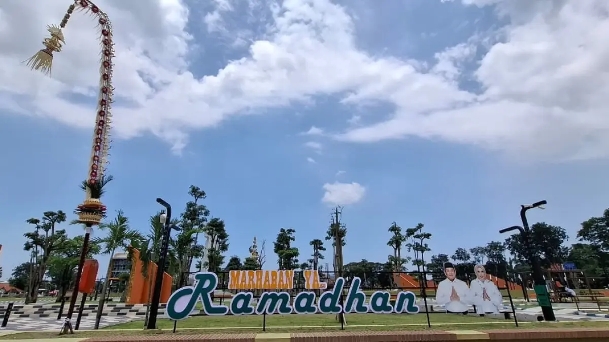 
INDAH: Suasana Alun-alun Sidoarjo yang menjadi salah satu ruang terbuka hijau favorit masyarakat. (DIKY SANSIRI/RADAR SIDOARJO)