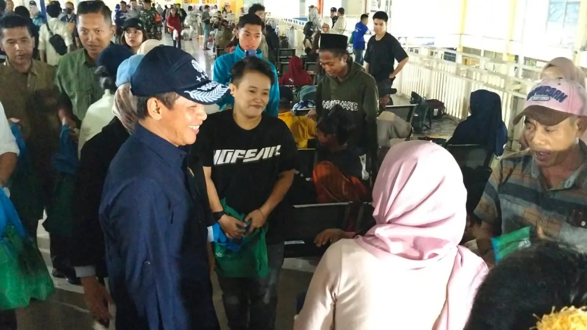 INTERAKSI: Menteri Lingkungan Hidup RI/Kepala Badan Pengendalian Lingkungan Hidup (BPLH) Hanif Faisol Nurofiq saat berkomunikasi dengan penumpang di Terminal Purabaya Sidoarjo, Minggu (15/3). (DIKY SANSIRI/RADAR SIDOARJO)