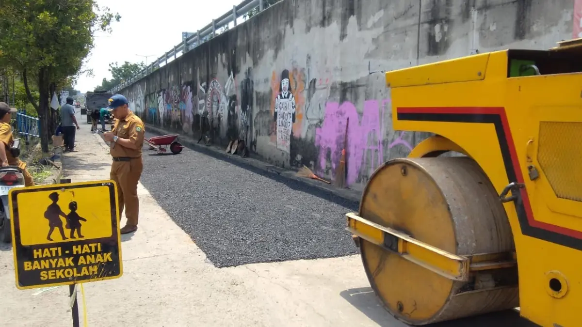 
PROSES: Perbaikan jalan di Desa Sedati Gede, Sidoarjo, Senin (16/3). (DIKY SANSIRI/RADAR SIDOARJO)