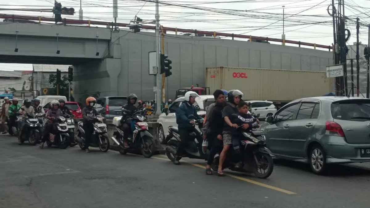REKAYASA LALIN: Pengendara bermotor melintas di Jalan Letjend Sutoyo, Sidoarjo yang akan diterapkan satu arah. (SURYANTO/RADAR SIDOARJO)