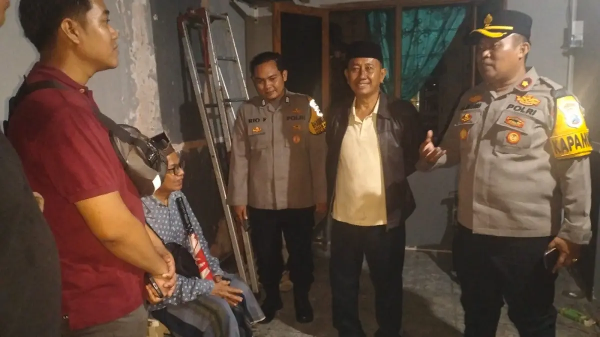 PEDULI: Kapolsek Gedangan Kompol Anak Agung GPW meninjau rumah warga yang terdampak cuaca buruk.