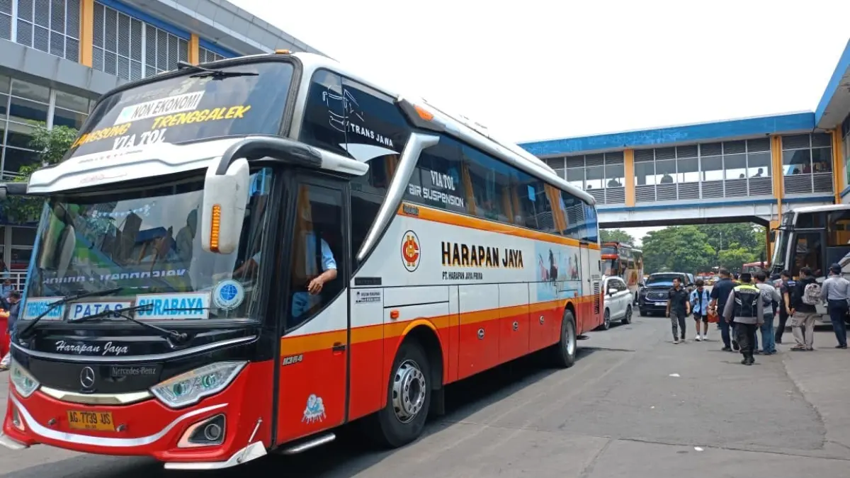 
PULANG KAMPUNG: Armada bus di Terminal Purabaya Sidoarjo ditambah untuk mengakomodir meningkatnya penumpang. (DIKY SANSIRI/RADAR SIDOARJO)