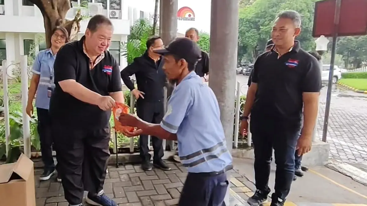 BERKAH: PT Pabrik Kertas Tjiwi Kimia Tbk rutin menggelar pembagian paket takjil di momen Ramadan.