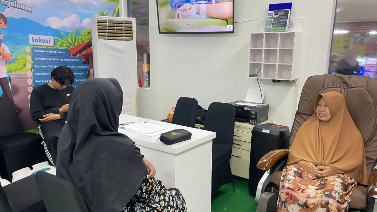 BERMANFAAT: Posko mudik BPJS Kesehatan di Terminal Purabaya Sidoarjo memasuki hari keenam sejak diresmikan oleh Direktur Utama BPJS Kesehatan.  