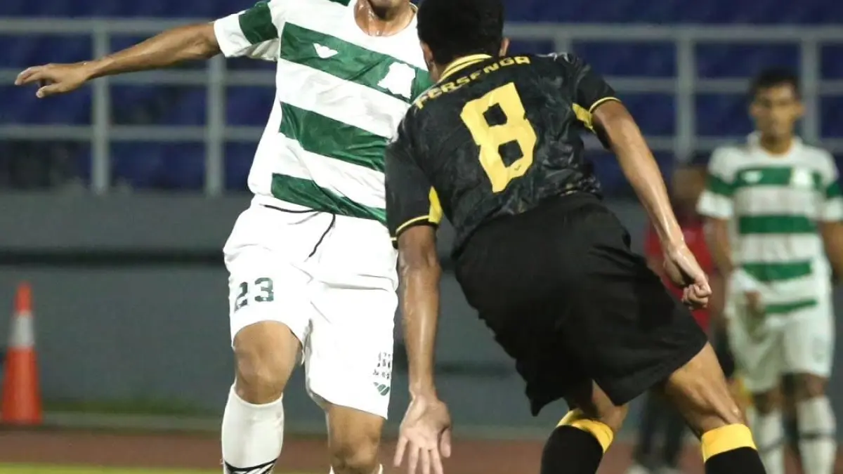 SKIL MUMPUNI: Pemain Deltras (kiri) saat bertanding. (DELTRAS SIDOARJO)