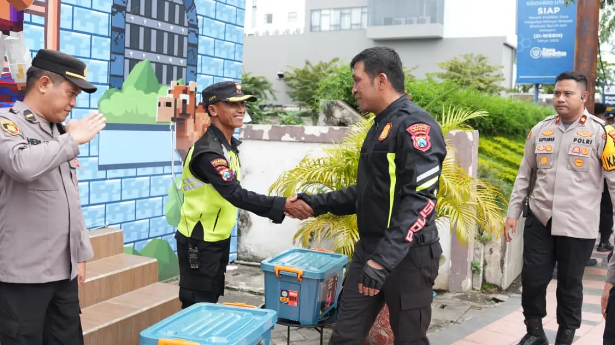 TINJAU LANGSUNG: Kapolresta Sidoarjo Kombes Pol Christian Tobing beserta jajaran saat memeriksa kesiapan Pos Pam dan Pos Yan.&nbsp;