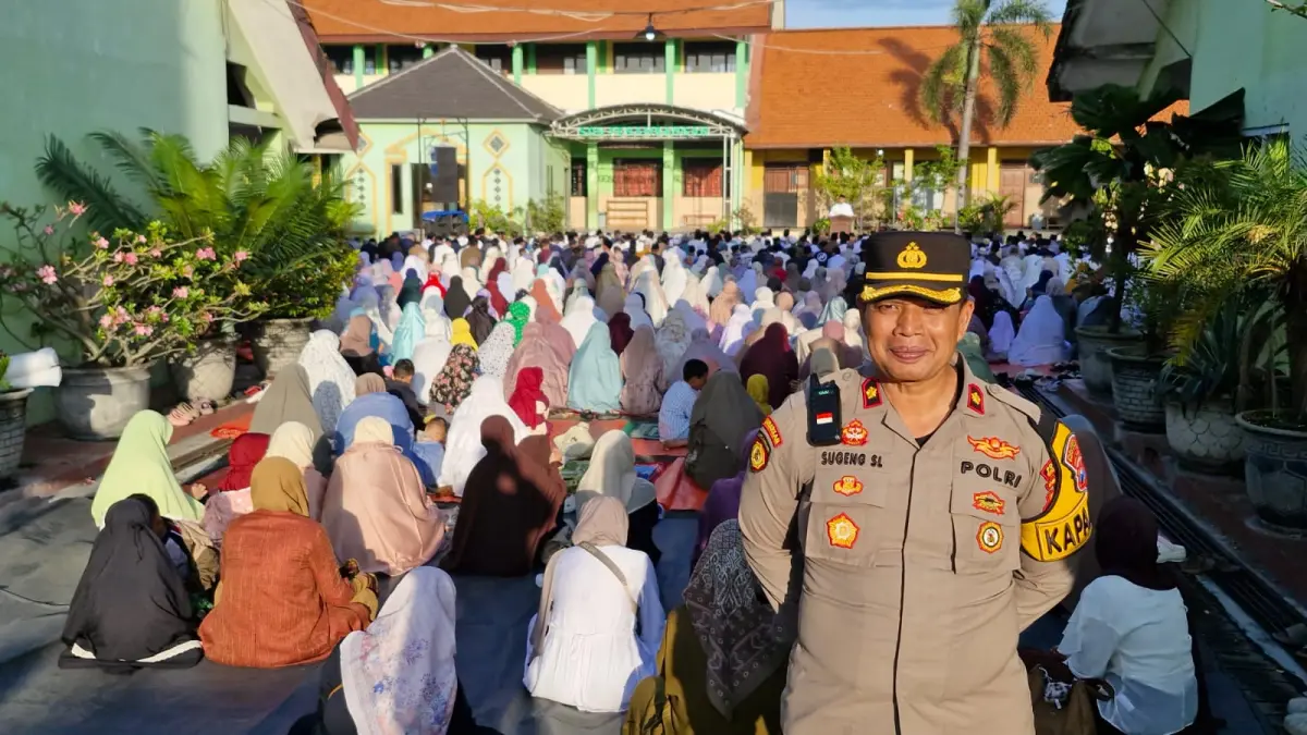 SIGAP: Kapolsek Polsek Balongbendo saat mengamankan ibadah salat Idul Fitri di wilayah hukum Polsek Balongbendo.