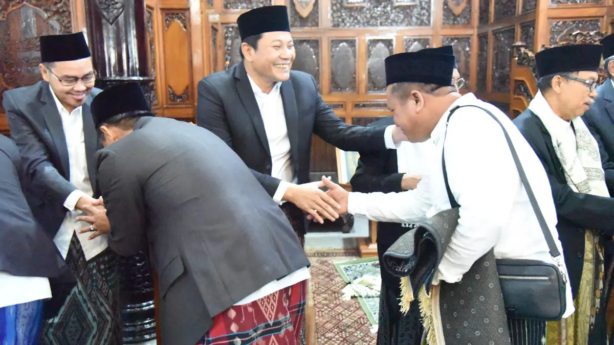 SALING MEMAAFKAN: Bupati Sidoarjo Subandi usai melaksanakan salat Idulfitri di Masjid Agung Sidoarjo.