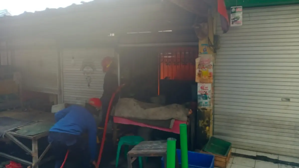 PEMADAMAN : Petugas damkar berusaha memadamkan api saat kebakaran melanda salah satu stand di Pasar Sukodono, Sidoarjo.&nbsp;