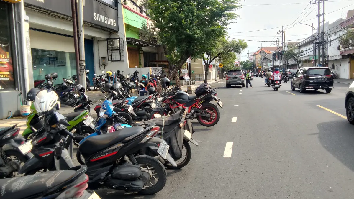 TERTIB: Parkir di Jalan Gajah Mada, Sidoarjo yang selalu ramai. (DIKY SANSIRI/RADAR SIDOARJO)