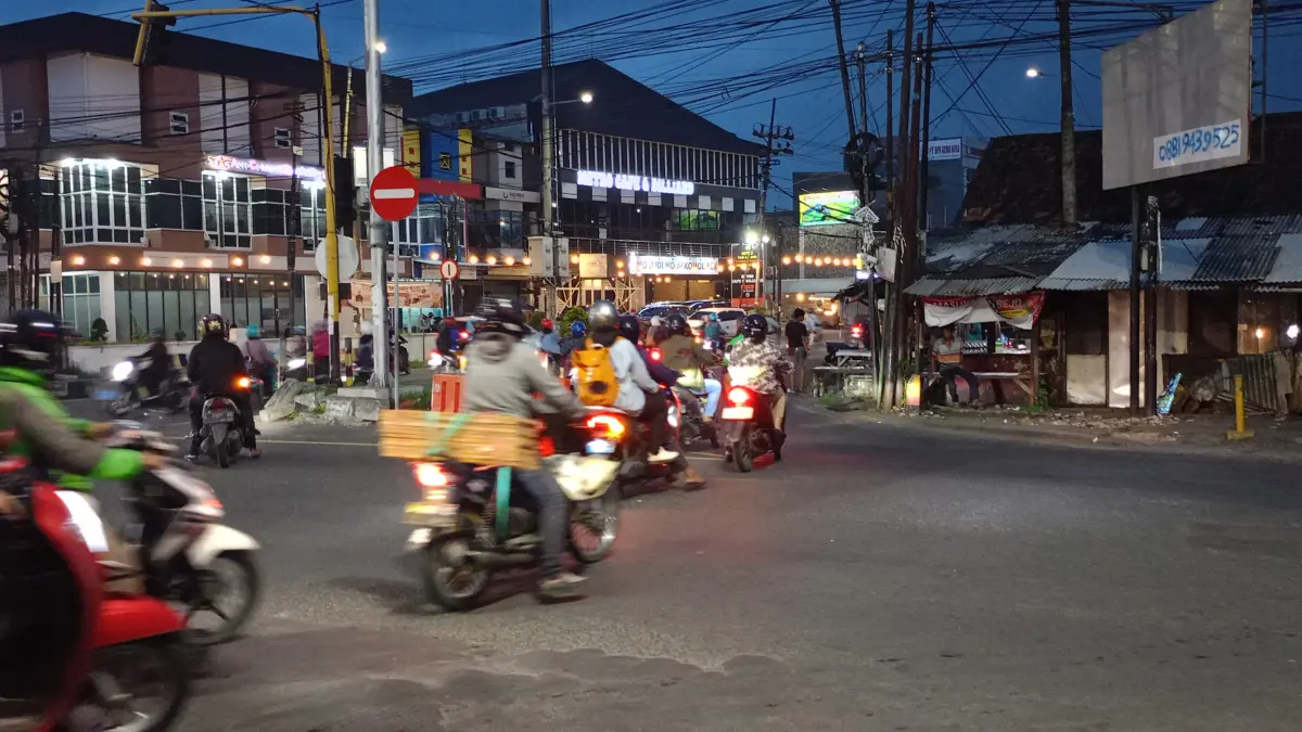 PELANGGARAN : Sejumlah pengendara kendaraan bermotor melawan arus saat melintas di Jalan Letjend Sutoyo, Waru, Sidoarjo. (SURYANTO/RADAR SIDOARJO)