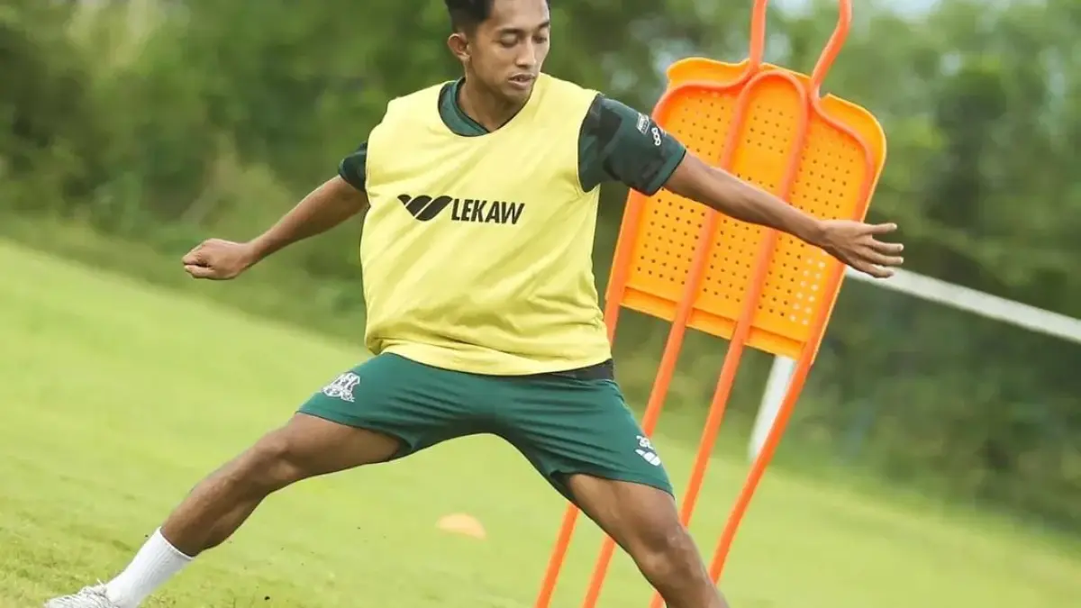 PEMANASAN: Pemain Deltras FC Sidoarjo berlatih jelang laga hadapi Persipura Jayapura. (Foto Deltras Sidoarjo)