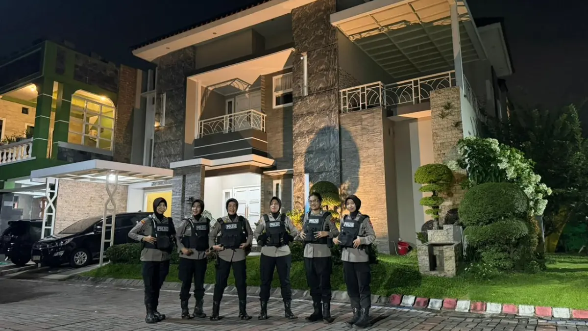 SIGAP: Personel Polwan Polresta Sidoarjo saat patroli malam untuk mengantisipasi tindak kejahatan.