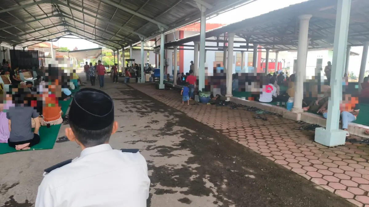 SILATURAHMI: Pengunjung memadati Lapas Klas I Surabaya untuk merayakan Idulfitri bersama keluarga.&nbsp;