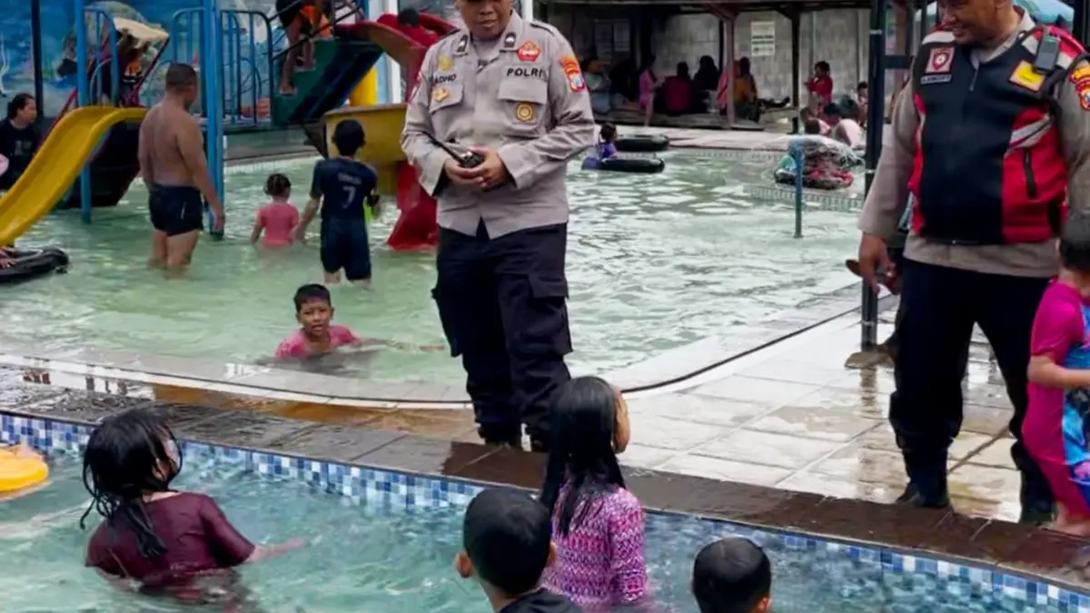 HUMANIS: Personel Polsek Balongbendo memberi imbauan kamtibmas kepada pengunjung tempat wisata di kawasan Balongbendo, Sidoarjo.&nbsp;