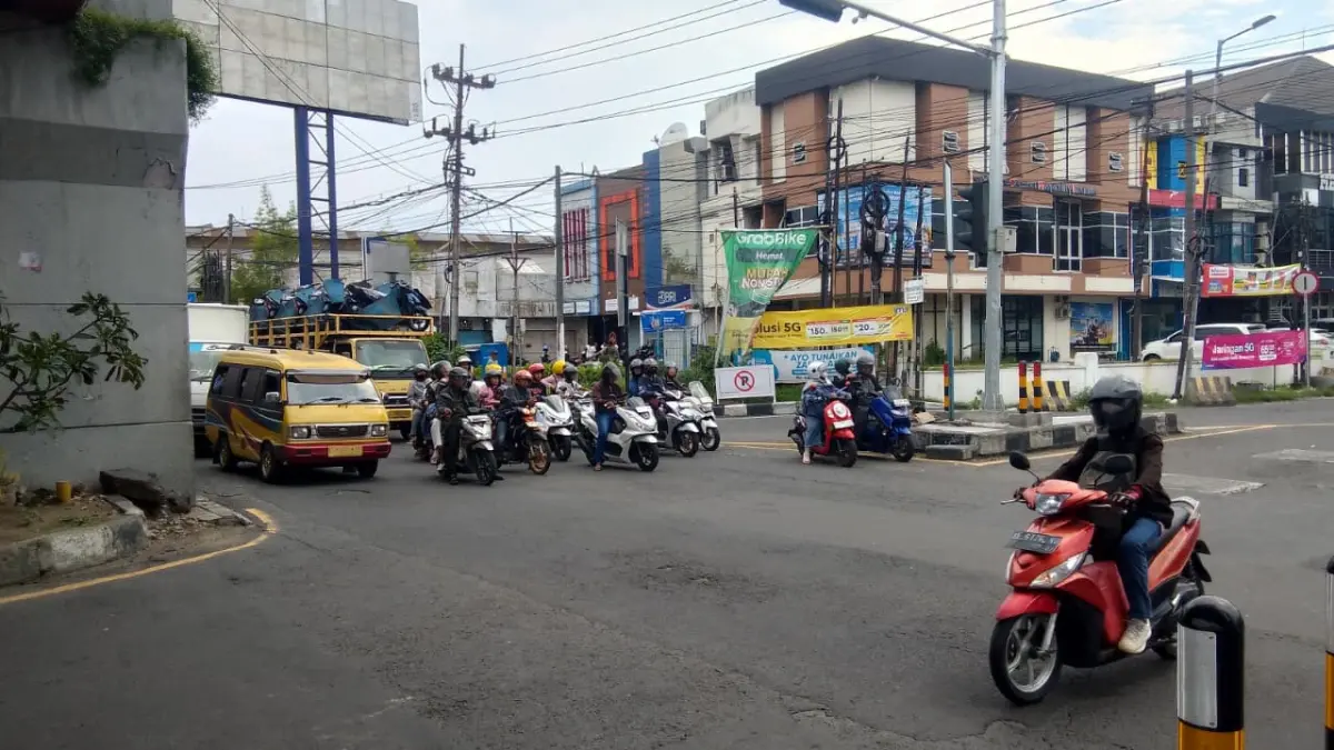 INOVASI: Traffic Light di Jalan Raya Waru, Sidoarjo, yang bisa meng-counting dan adaptif. (DIKY SANSIRI/RADAR SIDOARJO)
