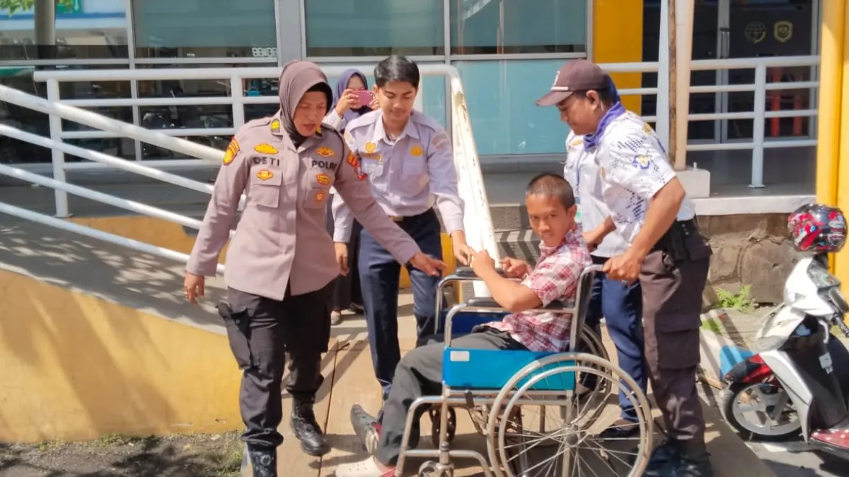 SIGAP:&nbsp; Personel Polwan Polresta Sidoarjo Iptu Deti Meivani membantu seorang difabel di Terminal Purabaya, Bungurasih, Sidoarjo.&nbsp;