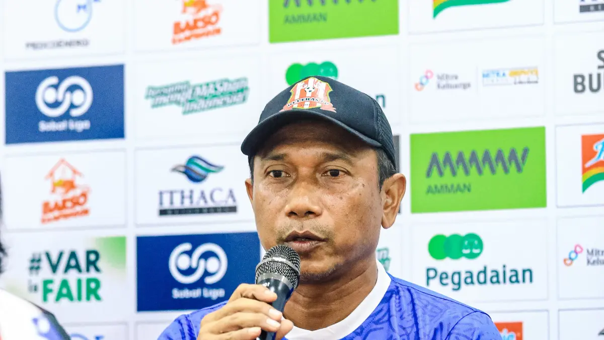 JURU TAKTIK: Pelatih Deltras FC Sidoarjo Widodo Cahyono Putro saat konferensi pers. (Foto Deltras Sidoarjo)