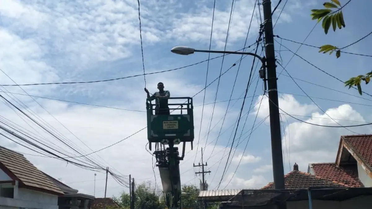 MENYALA: PJU di Krembung, Sidoarjo, saat dilakukan perbaikan.