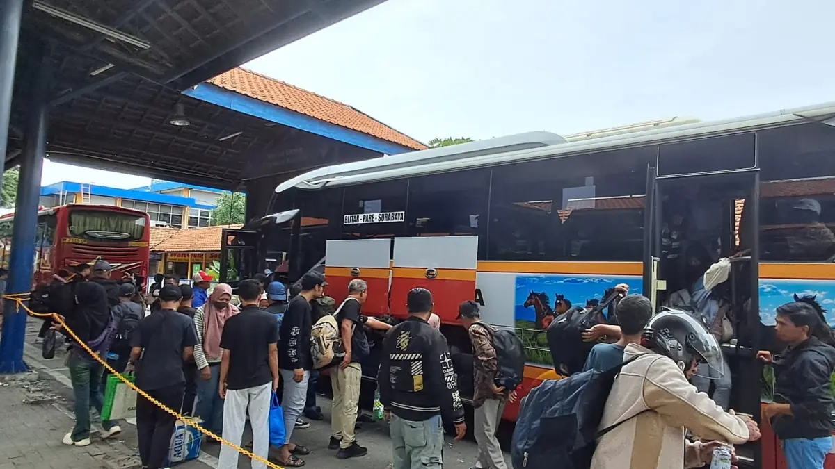 
RAMAI: Penumpang arus balik Lebaran tiba di Terminal Purabaya Sidoarjo, Kamis (26/3) pagi. (DIKY SANSIRI/RADAR SIDOARJO)