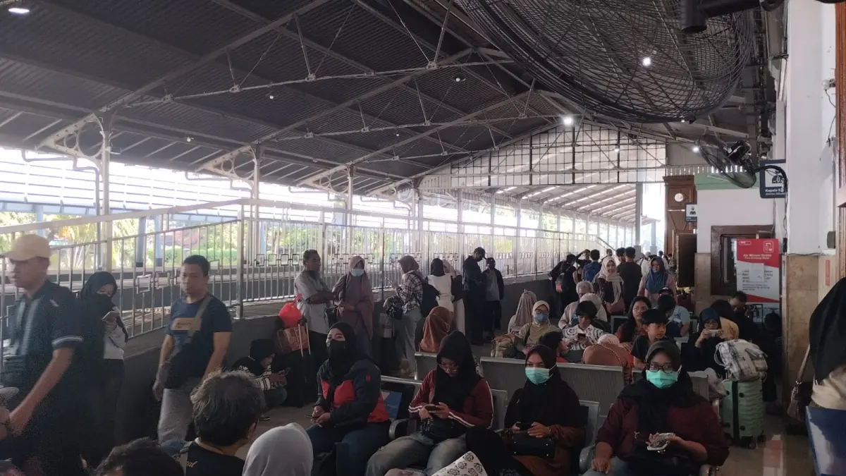 MUDIK DAN BALIK: Sejumlah penumpang memadati area keberangkatan di stasiun Sidoarjo.&nbsp;